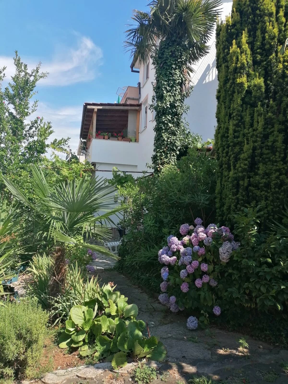 Ornamental and utility garden