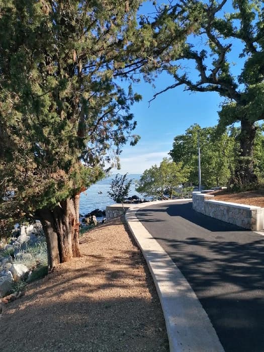 Walkway along the entire coast
